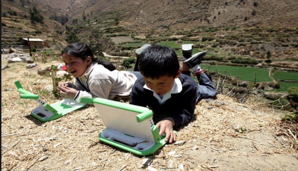 La Revolución Tecnológica en la Educación Rural Peruana: Avances y Perspectivas 1 La Revolución Tecnológica en la Educación Rural Peruana: Avances y Perspectivas